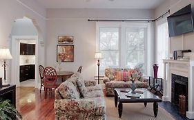 420Waldburg A - Modern Apt With Southern Charm Blocks From Forsyth